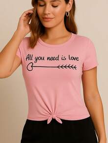 "Blusa con nudo frontal estilo casual y lazo, camiseta slogan romántico 'All you need is love', top con mensaje amoroso ideal para salir: moda en blusa mujer cómoda 2025" - Rosa - Ver 2
