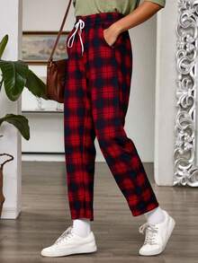 Pantalones mujer cuadros patrón distintivo rayas entrecruzadas líneas geométricas cintura elástica cordón ajustable blanco bolsillos laterales funcionales silueta recta corte recto piernas largas tela suave algodón mezcla transpirable ligera cómoda relajada holgada amplia casual urbano moderno contemporáneo juvenil elegante sofisticado chic minimalista básico esencial guardarropa imprescindible temporada primavera verano otoño conjunto atuendo look diario cotidiano oficina trabajo universidad colegio paseo cita informal formal combinable versátil funcional práctica duradera resistente lavable fácil cuidado tallas disponibles moda actual - Rojo / Azul Marino - Ver 3