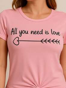 "Blusa con nudo frontal estilo casual y lazo, camiseta slogan romántico 'All you need is love', top con mensaje amoroso ideal para salir: moda en blusa mujer cómoda 2025" - Rosa - Ver 4