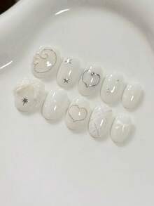 Bộ móng nghệ thuật mùa hè tươi mát và ngọt ngào này bao gồm 10 móng giả hình bầu dục ngắn. Thiết kế nổi bật với màu trắng trong suốt, được điểm xuyết bằng các đường kẻ bạc, ngôi sao và hạt kim loại nhỏ tạo hiệu ứng lấp lánh. Thêm vào đó, có đôi cánh 3D màu trắng và một chiếc nơ xinh xắn, mang đến cho móng tay vẻ ngoài ngọt ngào và thanh lịch, làm tăng thêm sự tinh tế và vẻ đẹp tổng thể của phong cách. Phụ kiện làm móng nghệ thuật có thể tái sử dụng. Móng giả thủ công. - trắng - Xem 3