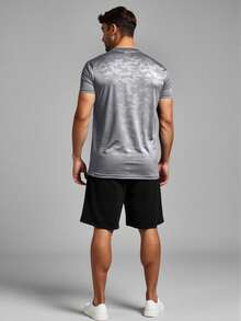 Playera deportiva con diseño camuflaje para caballero. Tela dry fit, ligera y transpirable.  Corte cómodo, moderno y ajuste atlético. Ideal para uso en el gimnasio, fitness y uso diario. - Gris Claro - Ver 2