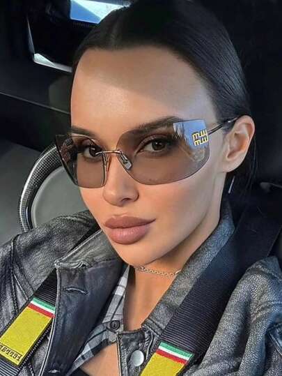 一副无框方形复古时尚眼镜，百搭超大款个性化眼镜，适合女性佩戴，可用于旅行、度假、海滩等场合，环绕式镜框