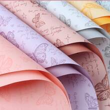 3 pièces Papier cadeau de mariage comprenant 6 types de papier d'emballage coloré. Les couleurs douces et les designs mignons en font l'emballage cadeau parfait. Il convient également parfaitement pour les anniversaires, la Saint-Valentin, la Fête des Mères, les boîtes cadeaux, les mariages, les saisons, l'emballage cadeau pour les fêtes, les projets d'artisanat, la décoration d'intérieur, l'artisanat, etc.