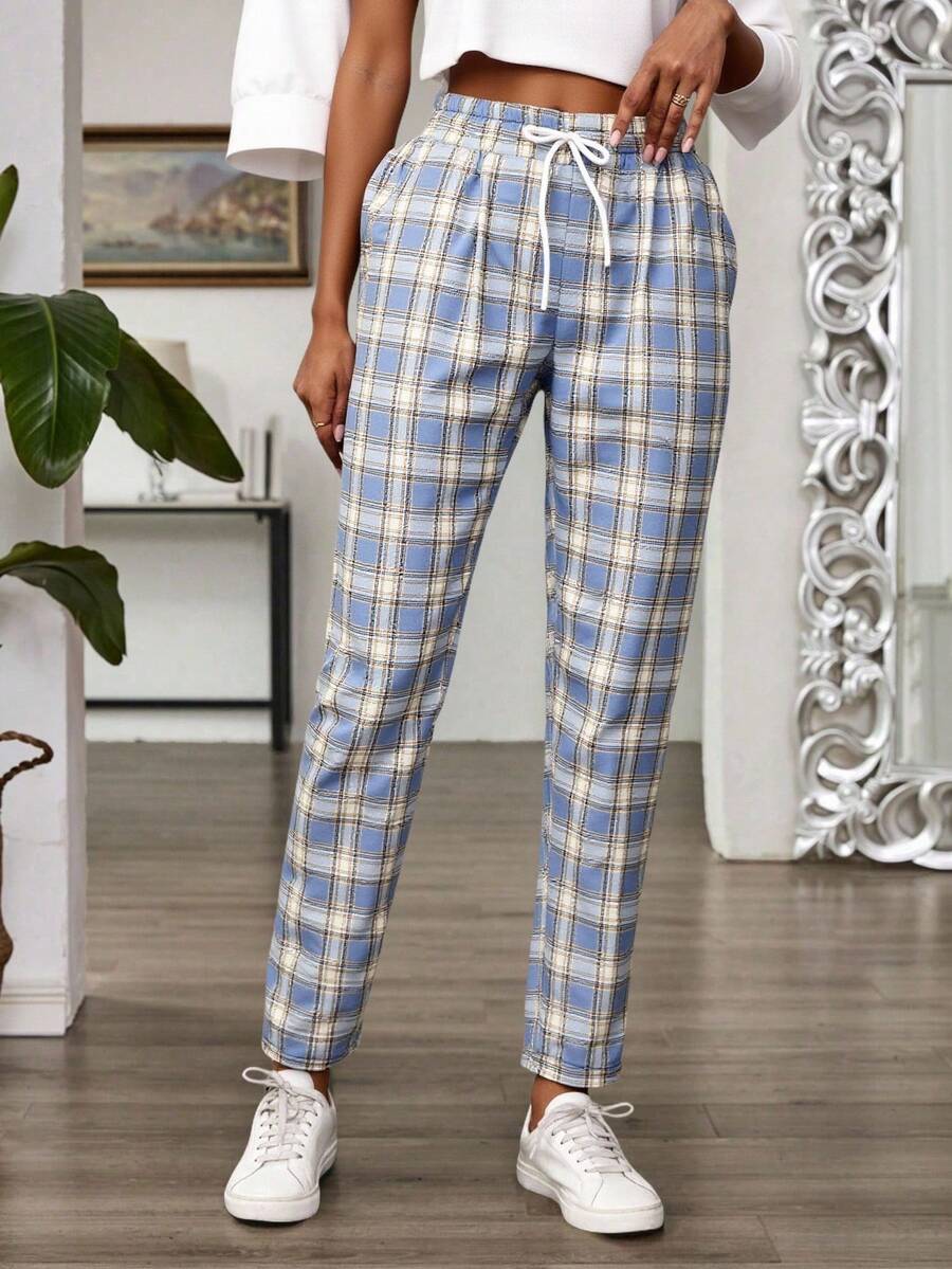 Pantalones mujer cuadros patrón distintivo rayas entrecruzadas líneas geométricas cintura elástica cordón ajustable blanco bolsillos laterales funcionales silueta recta corte recto piernas largas tela suave algodón mezcla transpirable ligera cómoda relajada holgada amplia casual urbano moderno contemporáneo juvenil elegante sofisticado chic minimalista básico esencial guardarropa imprescindible temporada primavera verano otoño conjunto atuendo look diario cotidiano oficina trabajo universidad colegio paseo cita informal formal combinable versátil funcional práctica duradera resistente lavable fácil cuidado tallas disponibles moda actual - Azul / Blanco - Ver 1
