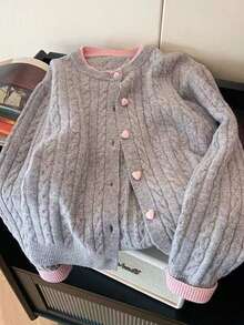 女士针织开衫，柔软优雅的心形纽扣开合，适合春秋季日常穿着