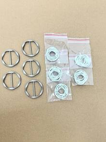 1/2/5 szt. Eleganckie złote okrągłe klipsy do szalików ze stopu | Wielofunkcyjne klamry do koszul i regulatory pasków dla kobiet i dziewcząt – modne akcesoria do szalików, pasków i koszulek z błyszczącym metalicznym wykończeniem, idealne do codziennych stylizacji, strojów imprezowych i warstwowych stylizacji (trwała konstrukcja ze stopu, łatwe w użyciu i uniwersalne na wszystkie pory roku)