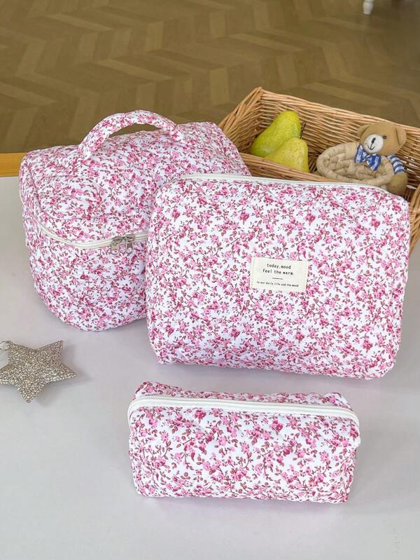 1 PC Pink Floral Print Nulti-Purpose Quilted Make Up Bag,Fashionable And Casual Large Capacity Portable Zipper Makeup Bags,Travel Storage Stationery Storage,Vacation Essentials Cosmetic Bags For Pouch Pads,Wired Earphones,Earpods,Headphones,Charger,Lipsticks,Cosmetics,Perfume,Skin Care And Beauty Products,Home Decor,For Mom,Women,Nurses,Students,School Girls,Keys,Holiday Gifts