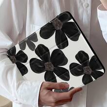 Piękna i urocza, dwustronna, malowana, akrylowa, przezroczysta tylna obudowa z motywem czarnego kwiatka jest odporna na wstrząsy i pasuje do iPadów 7., 8. i 10. generacji (10,2 cala). Posiada wbudowane miejsce na rysik oraz obsługuje funkcje uśpienia i wybudzania, a także wiele sposobów składania. To idealne prezenty na święta i Nowy Rok.