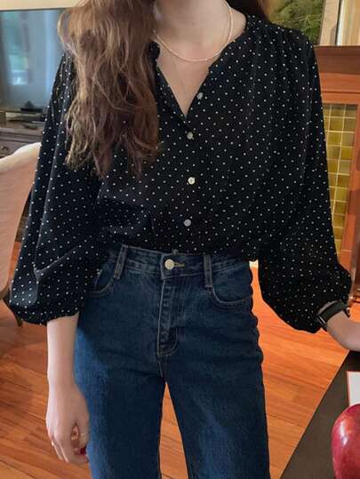 Camisa de manga larga con cuello en V y estampado de lunares, confeccionada en tejido de gasa ligero y vaporoso, con corte holgado y estilo lantern. Una prenda versátil y a la moda, ideal para combinar con cualquier look.