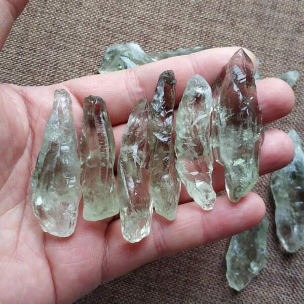 1/4/7 pièces Baguette en cristal vert, pierre brute. Cadeau parfait pour les amis, décoration de la maison, remplissage d'aquarium, fabrication de bijoux, jardin, fontaine, autres projets DIY, décoration vibrante d'aquarium/bassin de poissons et décoration de bonsaï. Convient pour la méditation et la guérison énergétique