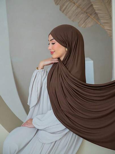 1条女士简约经典纯色优雅休闲滚边围巾，优质针织粘胶面料，长款头巾式头巾，适合日常生活、外出和聚会等场合。