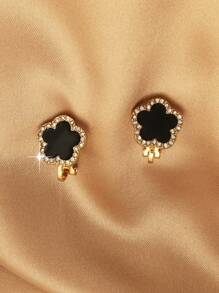 A Pair Of Clover Earrings, New Luxury Ear Clips For Small Audiences, And High-End Lady Earrings Well-Known On The Internet