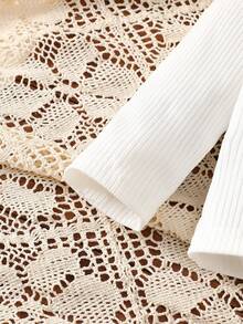 2 Stücke Baby Mädchen süßer weißer Rollkragen Pullover und Blume Muster Overall Set, geeignet für Herbst/Winter Outdoor