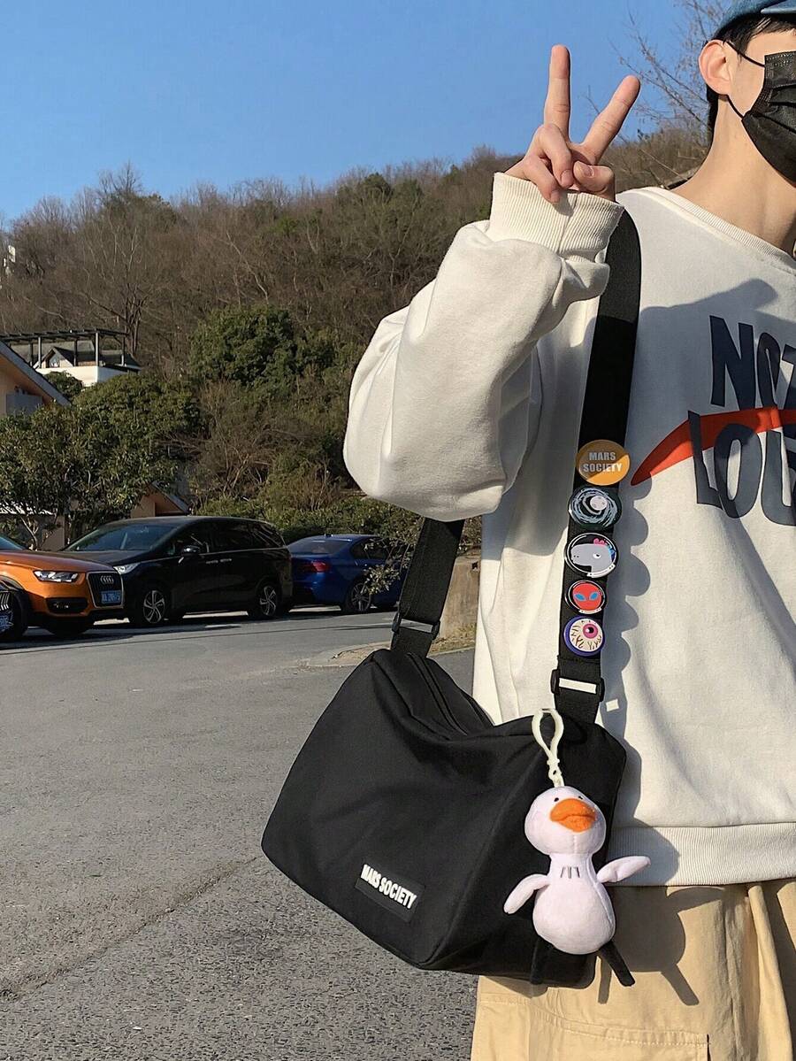 Túi đeo chéo nam chất liệu nylon chống thấm nước đa năng thường ngày hoạt hình có dây đeo vai và huy hiệu miễn phí Túi đeo chéo cho kỳ nghỉ hè Túi đi học đa năng cho học sinh đi làm Túi xách thời trang Túi đeo chéo mùa thu Túi Old Money Giáng sinh Lễ Tạ ơn Túi Tote Túi đeo hông Túi tập thể dục Đi bộ đường dài Mùa đông Dung tích lớn Đa năng Thời trang ngoài trời thường ngày Túi đeo hông Quà tặng Túi đen Đồ dùng thiết yếu cho kỳ nghỉ Túi đeo chéo cắm trại Túi trở lại trường Túi đeo chéo - màu đen - Xem 1