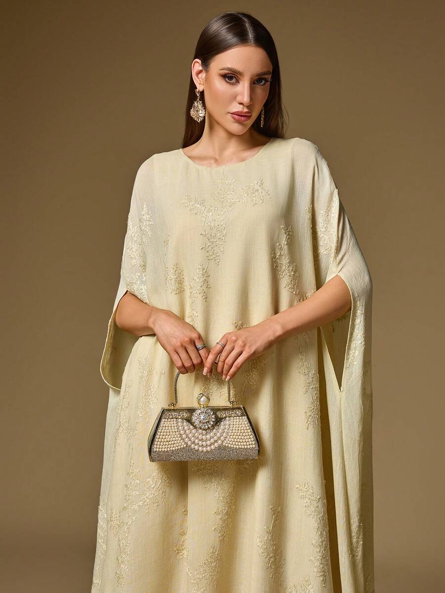 女士圆领休闲连衣裙，带有随机刺绣和后开衩 - 淡黃色 - 查看 1