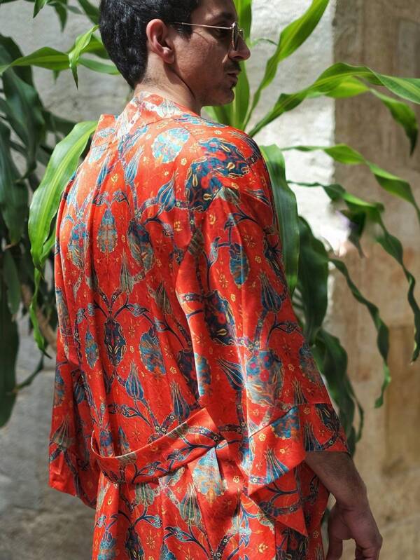 Kimono de estilo europeo y americano con estampado de cachemira y paisley, de ajuste holgado, para primavera y otoño. Chaqueta exterior ligera de satén con caída hasta el largo maxi, ideal para la playa, los viajes y las vacaciones. Bata casual, bata de baño y yukata para hombres.