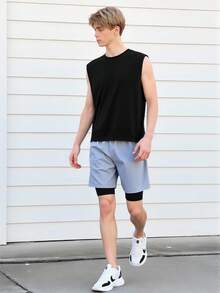 Short deportivo con licra corta interior. Ideal para entrenamientos intensos, brinda soporte y comodidad. Tejido ligero, transpirable y de secado rápido. Diseño atlético y moderno. Ideal para el uso del gimnasio, fitness y uso diario. - Gris Claro - Ver 4