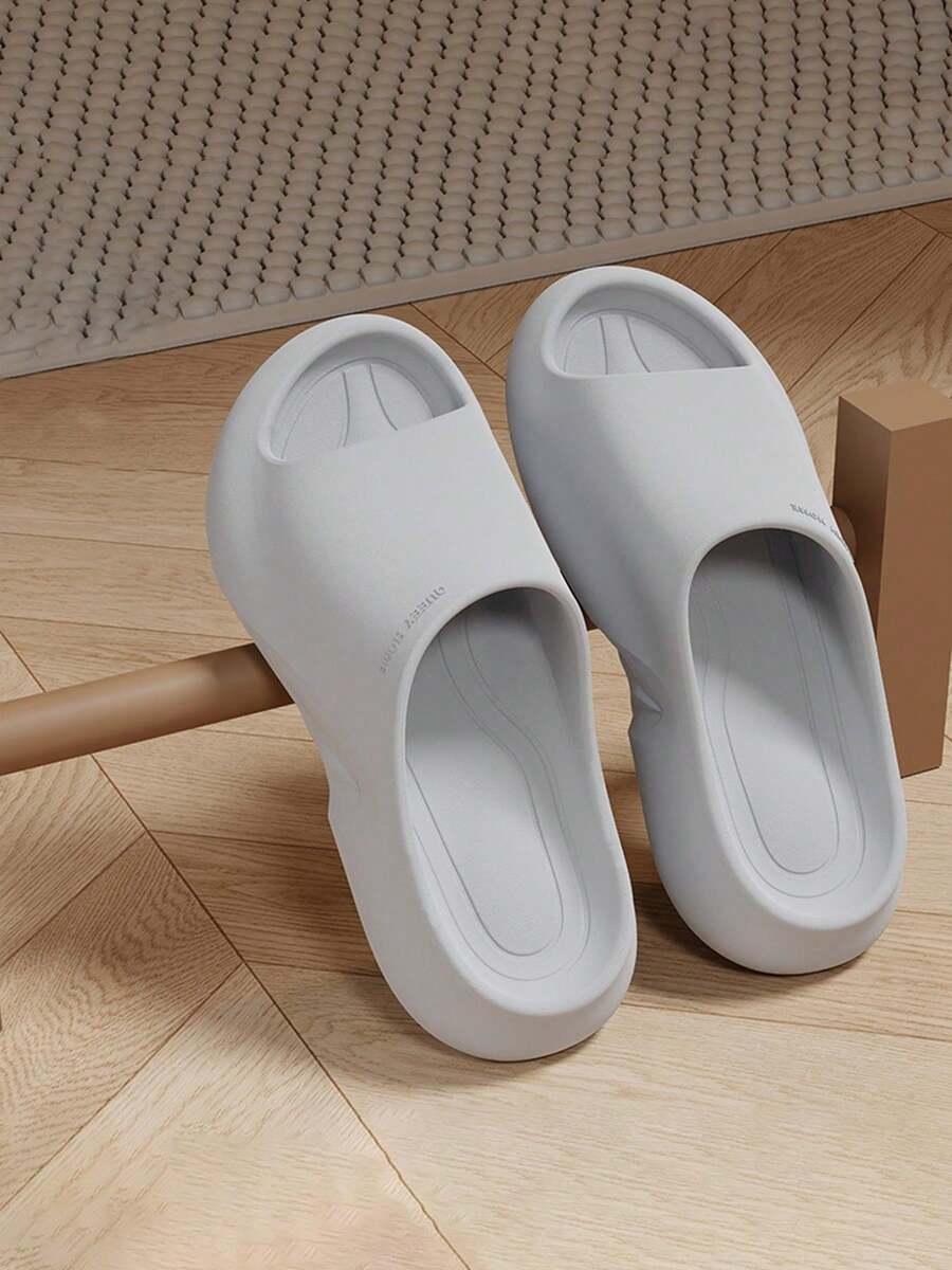 男士休闲拖鞋，简约配色，EVA材质，脚感舒适，时尚舒适，适合浴室、沙滩等日常场景，轻便实用的室内鞋