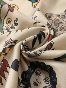 قميص نسائي بتصميم فضفاض مطبوع بطبعة داكنة على كامل السطح، ذو أكمام طويلة وياقة منسدلة، مناسب للربيع والخريف