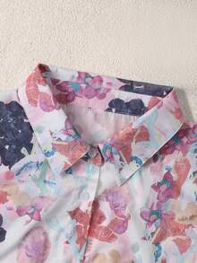 قميص نسائي كبير الحجم بأكمام طويلة مطبوع عليه أزرار بتصميم بسيط