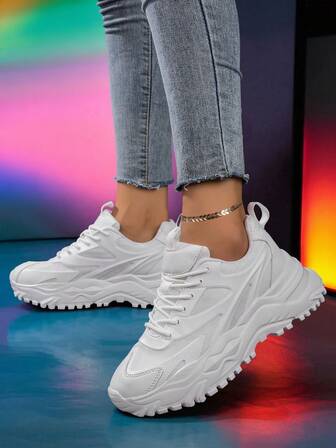 女士简约白色休闲运动鞋，轻便透气，防滑耐磨设计，厚底老爹鞋，适合日常通勤和户外步行。