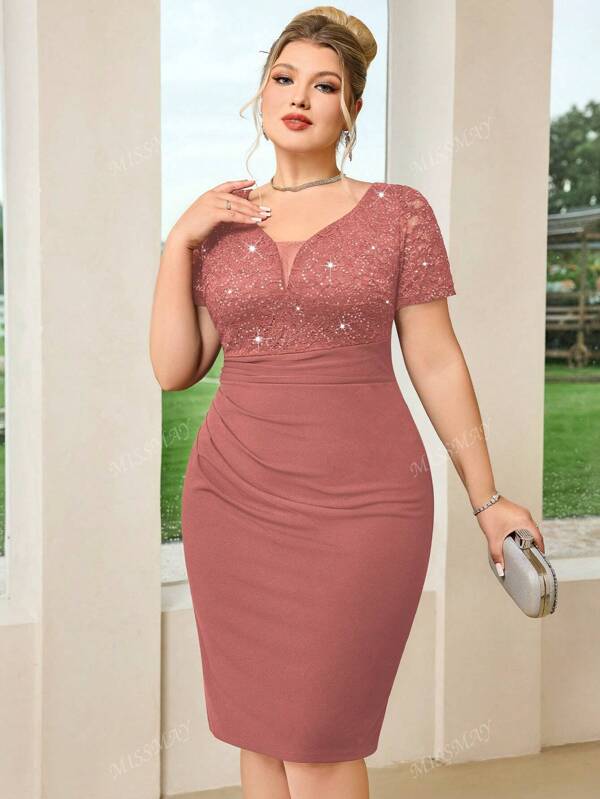 Vestido entallado con cuello en V profundo, encaje con lentejuelas y flores, y dobladillo fruncido, talla grande