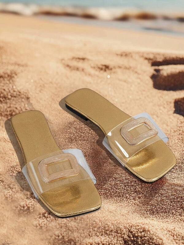 Un par de sandalias planas de mujer de moda, con hebilla cuadrada dorada, punta cuadrada y tela transparente, suaves y cómodas, adecuadas para fiestas de verano, uso en exteriores y playa