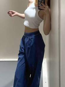 女士轻便高弹跑步裤 - 休闲速干运动裤，带拉链口袋。宽松、高弹、透气速干的运动裤，适合跑步、徒步、健身等运动。休闲风格，采用优质柔软面料，舒适透气，弹性极佳，完美适用于各种运动场景。 - 藏蓝色 - 查看 5