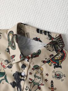 قميص نسائي بتصميم فضفاض مطبوع بطبعة داكنة على كامل السطح، ذو أكمام طويلة وياقة منسدلة، مناسب للربيع والخريف