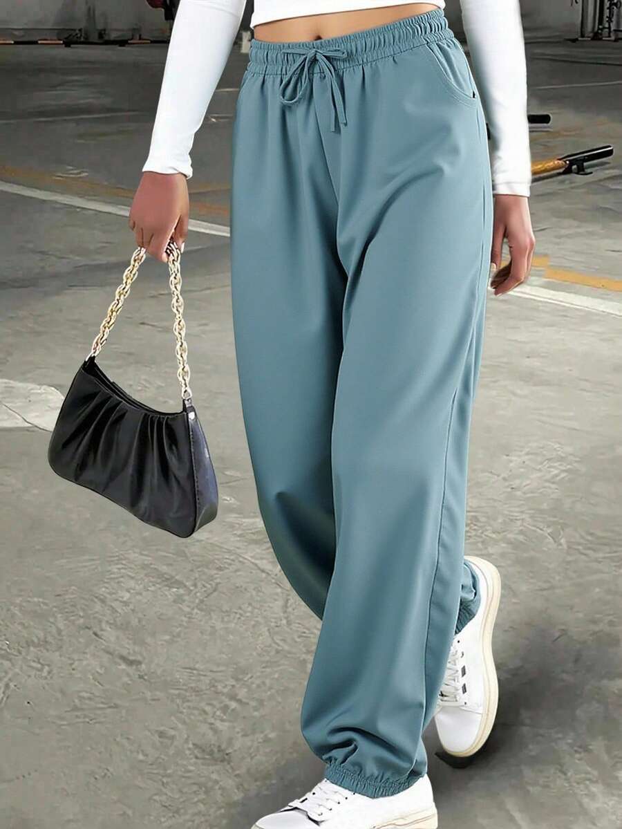 Pantalones mujer deportivos negros rectos cintura elástica ajustable cordón tobillo puños resorte casual athleisure streetwear jogger básicos versátiles relajados amplios holgados cómodos suaves lisos sólidos modernos juveniles contemporáneos minimalistas elegantes sofisticados chic cool outfit lmonocromático gym fitness yoga pilates entrenamiento ejercicio activewear sportswear casual - Neblina azul - Ver 1