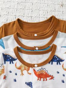 男婴条纹恐龙印花长袖连体衣三件套，时尚可爱，适合日常休闲穿着，春秋冬三季皆宜。