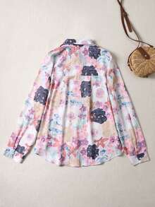 قميص نسائي كبير الحجم بأكمام طويلة مطبوع عليه أزرار بتصميم بسيط