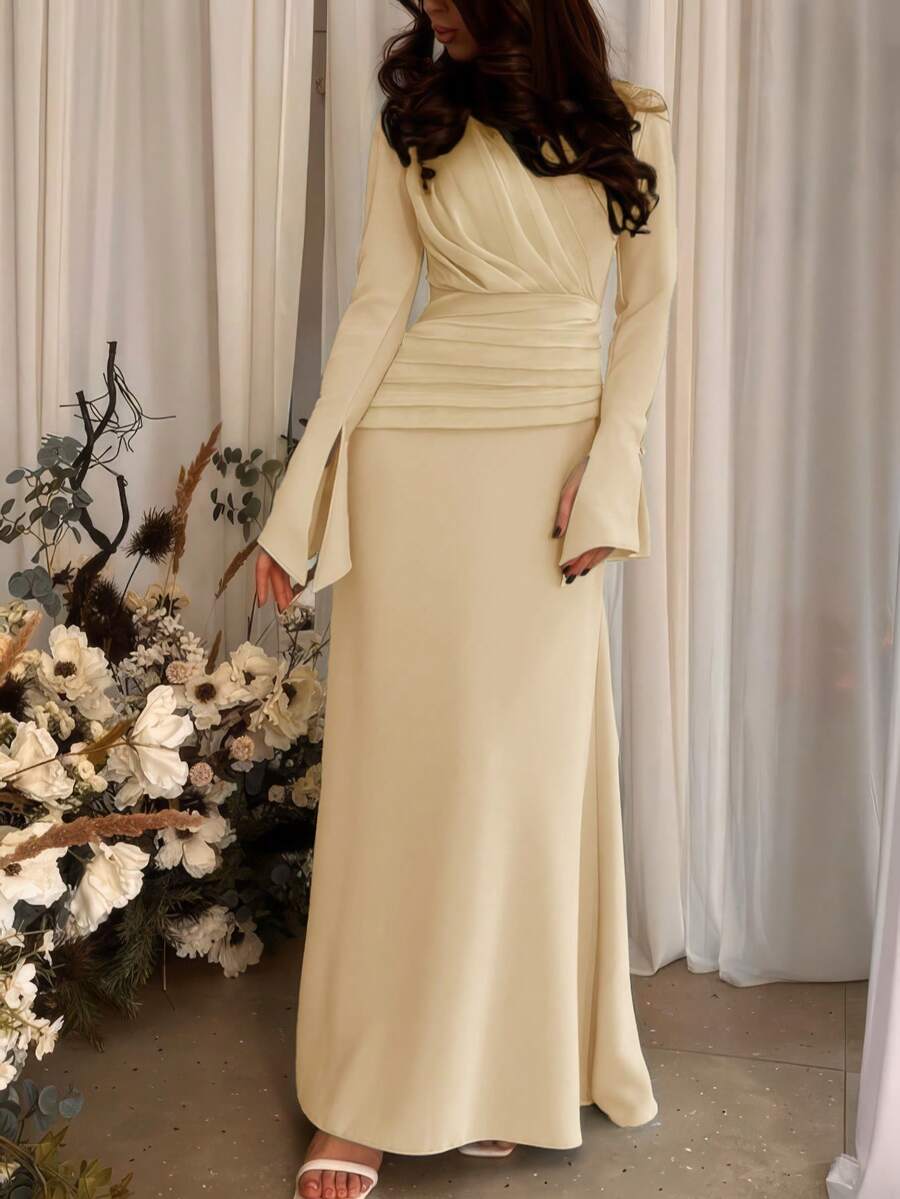 一件米白色优雅婚礼宾客长裙，喇叭袖，适合女性，完美适用于特殊场合，穆斯林友好型