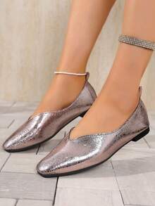 أحذية نسائية ذات لون واحد، ذات قاع ناعم ومريح، مناسبة للمشي والخروجات اليومية العادية