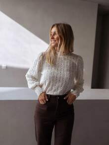 女士休闲优雅宽松蕾丝上衣，适合日常穿着、约会、下午茶等场合。精致的花卉图案增添柔美气息，春夏穿着，尽显清新优雅。搭配半裙，打造甜美风格，是与朋友聚会或周末购物的理想之选。 - 白色 - 查看 6