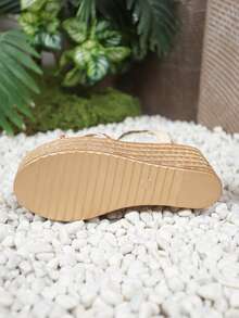 女士米色厚底凉鞋，时尚圆头坡跟厚底编织带仙女风格夏季一脚蹬凉鞋，百搭厚底米色凉鞋，沙滩休闲鞋搭配连衣裙和旗袍
