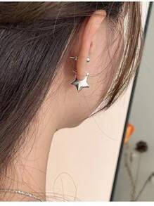 1 对银色五角星精致耳环，休闲欧美风格耳环，适合商务和办公室佩戴