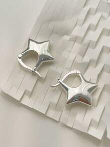 1 对银色五角星精致耳环，休闲欧美风格耳环，适合商务和办公室佩戴