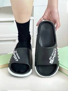 Nuevas zapatillas con suela gruesa con forma de letra. Hechas de material EVA, son suaves y cómodas, con características antideslizantes, resistentes al desgaste y a los olores. Adecuadas para el hogar, el baño, el uso al aire libre, deportes y zapatillas versátiles casuales, que se pueden usar en todas las estaciones.