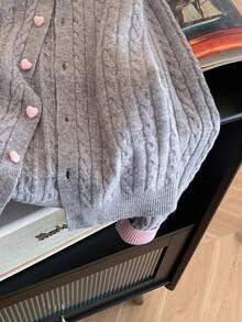 女士针织开衫，柔软优雅的心形纽扣开合，适合春秋季日常穿着