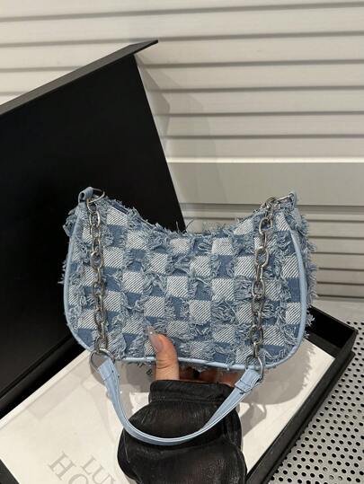 装饰性搭扣细节、缝线、链条肩带单肩包，女士装饰性搭扣单肩包，街头时尚流浪包，中小号斜挎包和钱包套装，适合购物、约会、作为女士礼物，也适合青少年、大学生、工作、商务、通勤等场合。