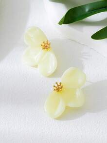 一对亚克力浅黄色花瓣不对称耳钉，时尚优雅的简约设计，适合派对、宴会和日常佩戴。 - 淡黃色 - 查看 6