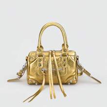 1 chiếc túi xách vuông thời trang retro, phong cách Y2K, chất liệu PU, đính đinh tán vàng, khóa kéo trang trí, dây đeo có thể điều chỉnh, dây đeo vai dài, khóa kéo. Túi xách nữ kiểu dáng đơn giản nhưng sang trọng, đựng được điện thoại, thẻ, phù hợp cho sử dụng hàng ngày, du lịch và mua sắm. - Vàng - Xem 12