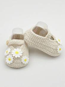 1 Pair Infant Girl Knit Booties With Daisy Flowers, White Infant Shoes, Button Strap, Infant Christening Slippers
