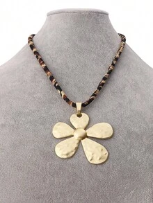 1 pezzo Collana di moda 2025 nuova, di lusso, in stile retrò con motivo leopardato, pendente a fiore martellato di grandi dimensioni color oro opaco, catena estendibile da 18"+2" per uso quotidiano delle donne