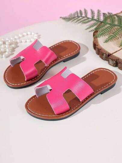 1双玫瑰红棕色女童时尚平底凉鞋，纯色PU材质，圆头露趾简约设计，舒适休闲，适合3-12岁小公主日常穿着，适合派对、度假、夏季等场合，新品上市。