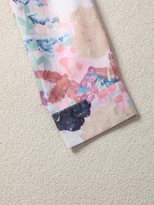 قميص نسائي كبير الحجم بأكمام طويلة مطبوع عليه أزرار بتصميم بسيط