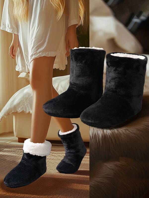 Botas de piso negras con forro térmico grueso, estilo de pareja, cómodas y cálidas, nuevas pantuflas de felpa de coral para interiores antideslizantes de suela blanda del invierno 2025, de talla grande para hombres, usar una talla talla grande grande