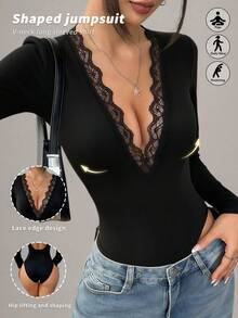 Un mono de unicolor con bordes de encaje en forma de V profunda y un mono ajustado con efecto moldeador del Body con una camiseta de manga larga. Un atuendo diario de alta gama y cómodo