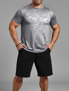 Playera deportiva con diseño camuflaje para caballero. Tela dry fit, ligera y transpirable.  Corte cómodo, moderno y ajuste atlético. Ideal para uso en el gimnasio, fitness y uso diario. - Gris Claro - Ver 3